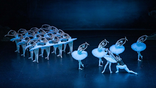 《绝对演绎》新芭蕾风顶奢上线 诠释经典黑白天鹅 
